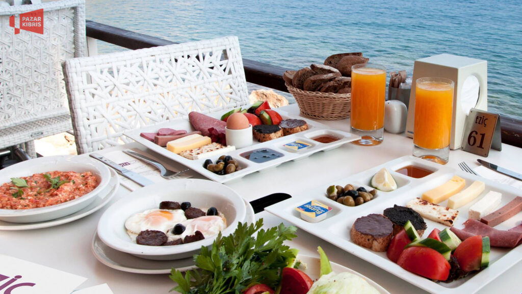 صبحانه در رستوران ازیج