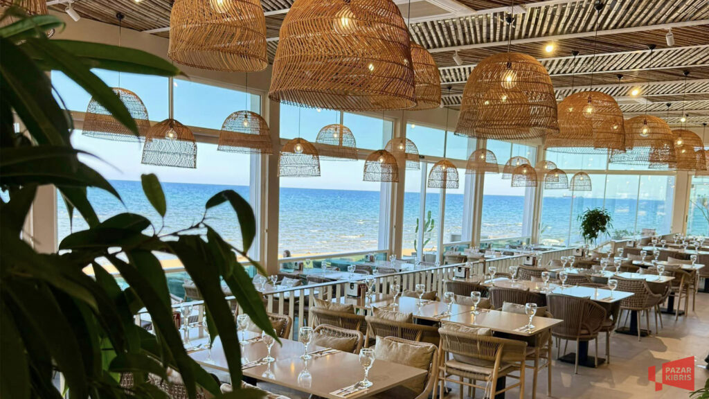 منظره رستوران Ezic در قبرس شمالی رو به دریای مدیترانه
