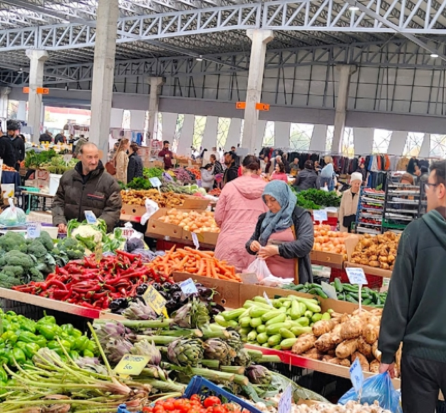 İskele Belediyesi Kapalı Pazar Yeri’nde taze meyve ve sebze alışverişi