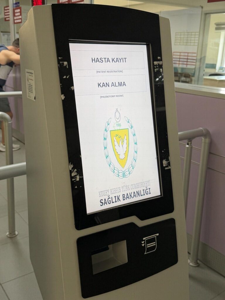 KKTC devlet hastanesinde HASTA KAYIT ve KAN ALMA seçenekli sıra numarası cihazı