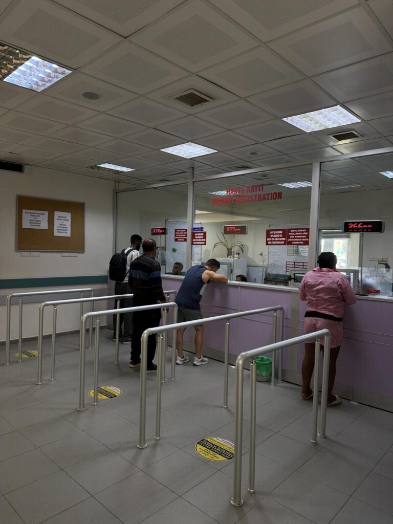 Gazimağusa Devlet Hastanesi hasta kayıt veznesi ve sıra numarası ekranları