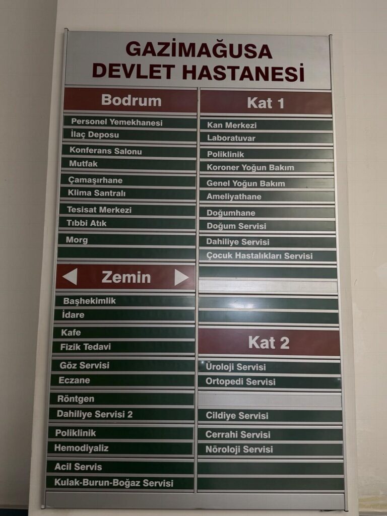 Gazimağusa Devlet Hastanesi kat planı tabelası; laboratuvar ve kan merkezi 1. katta