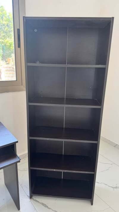 Çalışma masası ve kitaplık