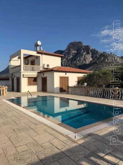 Karşıyaka 3+1 Havuzlu Villa